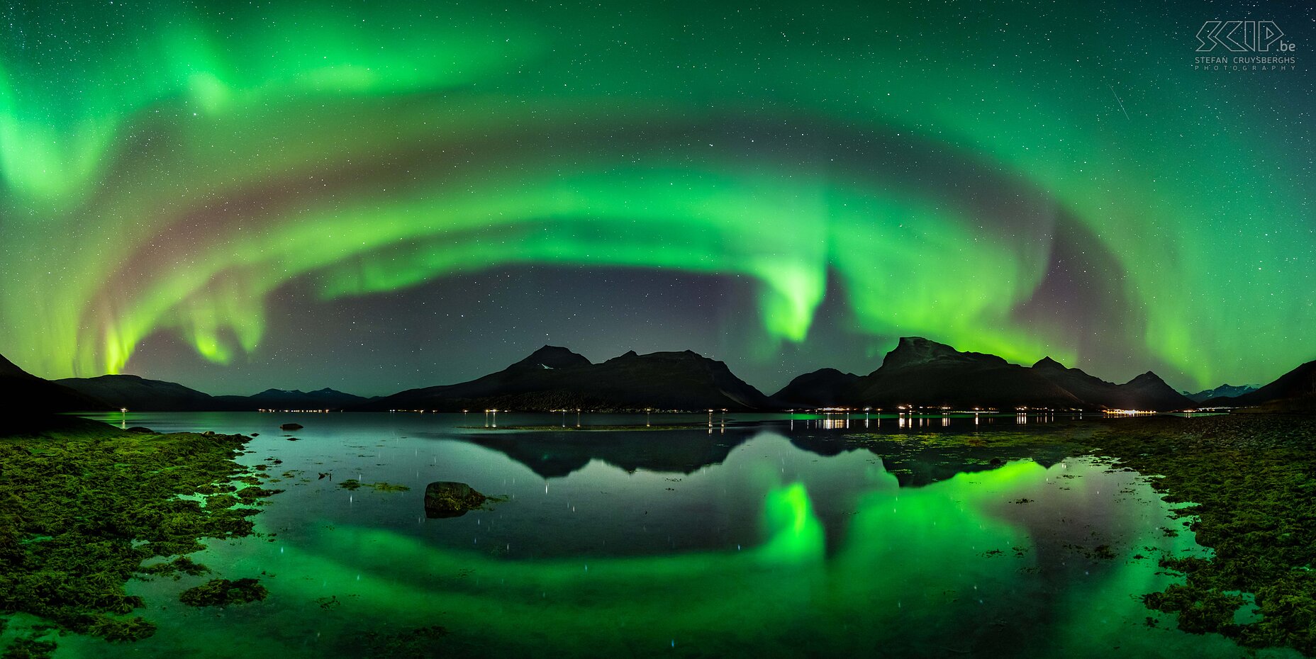 Storsteinnes - Noorderlicht Een panorama beeld van het wondermooie noorderlicht (aurora borealis) boven de Balfsfjorden. Een laatste en onvergetelijke nacht in het hoge noorden.<br />
 Stefan Cruysberghs